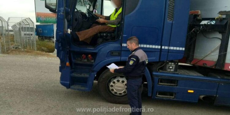 Șofer profesionist cu permis suspendat, depistat la volanul unui ansamblu rutier în P.T.F. Brăila