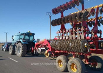 A ieșit cu tractorul pe un drum public, deși nu avea permis de conducere