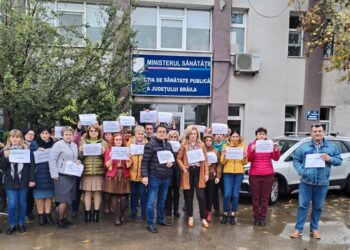 Angajații DSP Brăila cer și ei majorarea salariilor. Aceștia au protestat azi timp de două ore, cu întreruperea activității