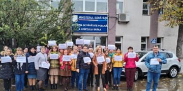 Angajații DSP Brăila cer și ei majorarea salariilor. Aceștia au protestat azi timp de două ore, cu întreruperea activității