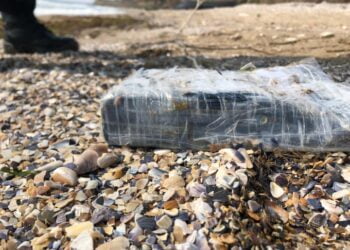 Pachet cu o substanță albă, susceptibilă a avea efecte psihoactive, găsit pe o plajă din Constanța