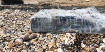 Pachet cu o substanță albă, susceptibilă a avea efecte psihoactive, găsit pe o plajă din Constanța