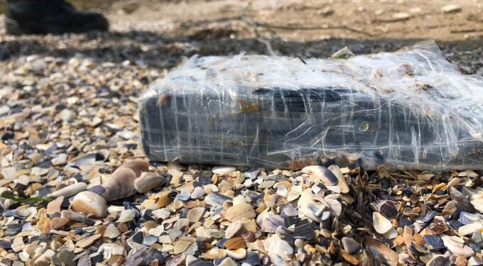 Pachet cu o substanță albă, susceptibilă a avea efecte psihoactive, găsit pe o plajă din Constanța