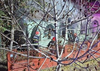 Azi noapte, la ora 3.20, pompierii au intervenit la un incendiu în comuna Tichilești