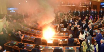 Opoziția din Albania a incendiat Parlamentul după ce a protestat cu fumigene și artificii 