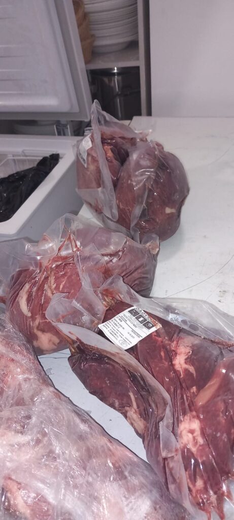 Materii prime cu data limita de consum depasita descoperite la un control efectuat de CJPC Braila in urma unei verificari la un restaurant din Braila2