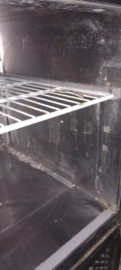 Materii prime cu data limita de consum depasita descoperite la un control efectuat de CJPC Braila in urma unei verificari la un restaurant din Braila3