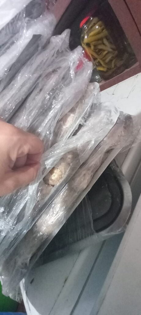 Materii prime cu data limita de consum depasita descoperite la un control efectuat de CJPC Braila in urma unei verificari la un restaurant din Braila5