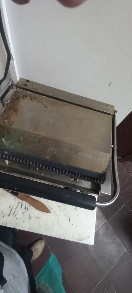 Materii prime cu data limita de consum depasita descoperite la un control efectuat de CJPC Braila in urma unei verificari la un restaurant din Braila7