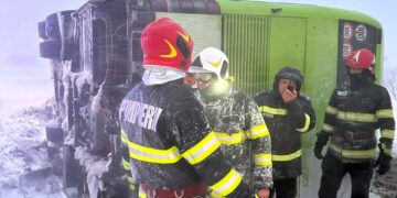Un autocar în care se aflau 40 de persoane s-a răsturnat
