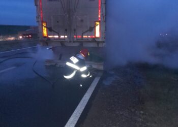 Un autocamion încărcat cu cereale a luat foc în mers, pe DE584