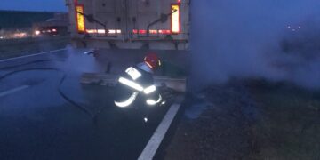 Un autocamion încărcat cu cereale a luat foc în mers, pe DE584