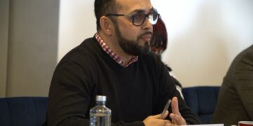 Reuniune în cadrul unui proiect privind combaterea infracțiunilor motivate de ură