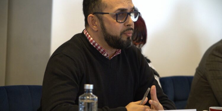 Reuniune în cadrul unui proiect privind combaterea infracțiunilor motivate de ură