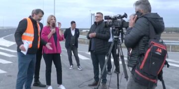 Anca Alexandrescu și echipa Realitatea PLUS, cenzurate pe Podul de la Brăila