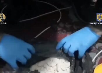 Surprinși în timp ce ar fi comercializat 100 de grame de droguri de mare risc