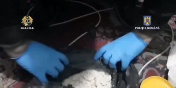 Surprinși în timp ce ar fi comercializat 100 de grame de droguri de mare risc