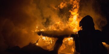 Animale moarte într-un incendiu la o fermă din Grădiștea. Un bărbat a fost găsit cu arsuri de gradul 1 și 2 și a fost transportat la UPU