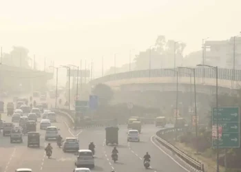 India. Un strat dens de ceață poluantă, format din praf și fum, a învăluit capitala New Delhi, iar indicatorul de calitate a aerului arată că nivelul de poluare a atins un grad „sever”. Ca urmare, școlile primare au fost suspendate din cauza prezenței periculoase a smogului.