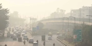 India. Un strat dens de ceață poluantă, format din praf și fum, a învăluit capitala New Delhi, iar indicatorul de calitate a aerului arată că nivelul de poluare a atins un grad „sever”. Ca urmare, școlile primare au fost suspendate din cauza prezenței periculoase a smogului.