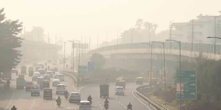India. Un strat dens de ceață poluantă, format din praf și fum, a învăluit capitala New Delhi, iar indicatorul de calitate a aerului arată că nivelul de poluare a atins un grad „sever”. Ca urmare, școlile primare au fost suspendate din cauza prezenței periculoase a smogului.