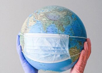 Conform unui studiu, pandemia a avut un efect advers asupra sănătății cognitive a persoanelor cu vârsta peste 50 de ani, determinând o accelerare semnificativă a declinului mental și mărirea riscului de dezvoltare a demenței, indiferent dacă au avut sau nu COVID-19