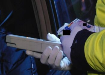 Un bărbat a reclamat că este urmărit în trafic de o altă mașină. Polițiștii l-au oprit în trafic pe șoferul reclamat și au constatat că  acesta avea o alcoolemie de 1,03 mg/l alcool pur în aerul expirat