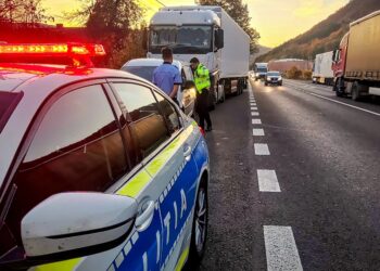 Acțiune a polițiștilor rutieri pentru verificarea legalității transporturilor de mărfuri