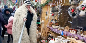 Târg de iarnă, Parada portului popular, spectacole de datini şi obiceiuri, în perioada 1-10 decembrie