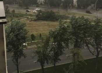 Coduri galbene de intensificări ale vântului de sâmbătă, ora 17, până duminică, la ora 18