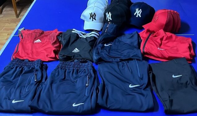 Un brăilean a fost depistat în oborul de animale în timp ce oferea spre vânzare articole vestimentare contrafăcute