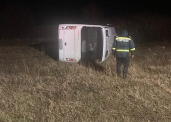 O persoană a decedat și alte 4 au fost rănite după ce un autobuz s-a răsturnat în afara părții carosabile