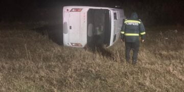 O persoană a decedat și alte 4 au fost rănite după ce un autobuz s-a răsturnat în afara părții carosabile