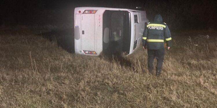 O persoană a decedat și alte 4 au fost rănite după ce un autobuz s-a răsturnat în afara părții carosabile