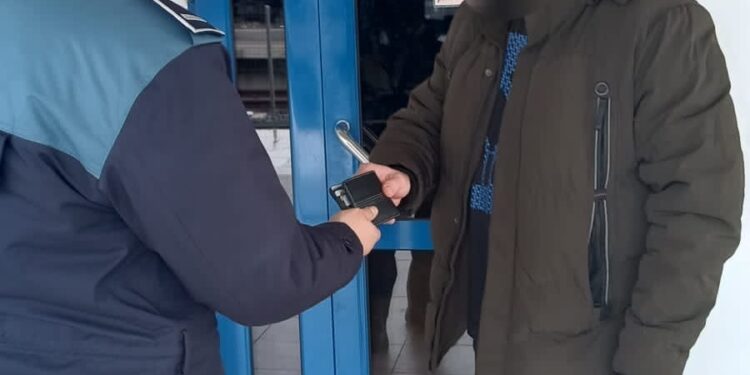 Prins de polițiști după ce a furat un portmoneu unui tânăr aflat în gara Brăila