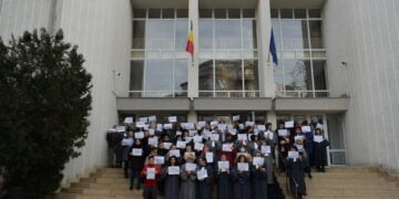 Personalul auxiliar de specialitate și conex – care reprezintă cea mai numeroasă categorie profesională din sistemul de justiție – se află în a cincea zi de protest