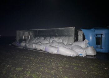 TIR încărcat cu îngrășăminte răsturnat pe DJ 211A, între localitățile Viziru și Cuza Vodă