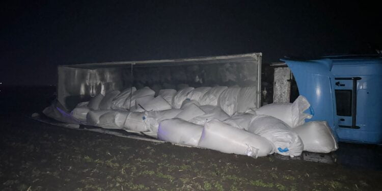 TIR încărcat cu îngrășăminte răsturnat pe DJ 211A, între localitățile Viziru și Cuza Vodă