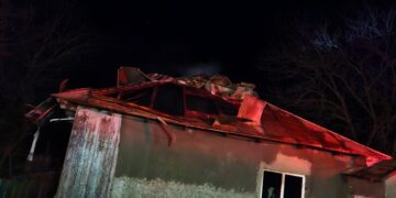 Incendii la Jirlău și Chichinețu pornite de la jarul căzut din mijloacele de încălzire pe materiale combustibile