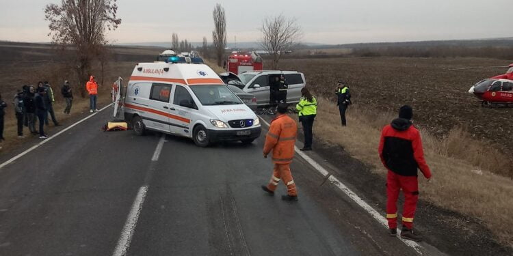 Accident grav, cu 3 persoane rănite, după un impact frontal între două autoturisme pe DN 24, în zona intersecției cu DC 88, în apropiere de localitatea Ireasca, din județul Galați