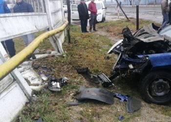 A intrat cu mașina într-o țeavă de gaze pe Bulevardul Dorobanților