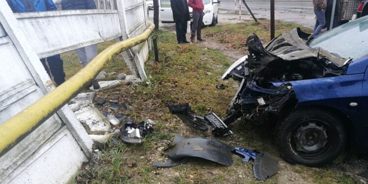 A intrat cu mașina într-o țeavă de gaze pe Bulevardul Dorobanților