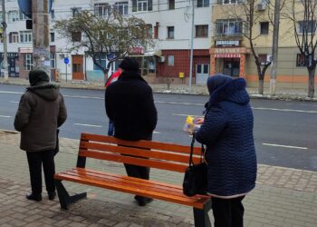 Bănci montate pe dos în stațiile de autobuz din municipiul Bacău, unde primar este brăileanul Stanciu-Viziteu Lucian