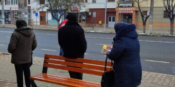 Bănci montate pe dos în stațiile de autobuz din municipiul Bacău, unde primar este brăileanul Stanciu-Viziteu Lucian 1 Bănci montate pe dos în stațiile de autobuz din municipiul Bacău, unde primar este brăileanul Stanciu-Viziteu Lucian