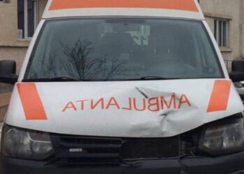 O ambulanță, care transporta o gravidă, a fost implicată într-un accident pe DN2B, la intersecția cu DC8