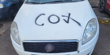 Mașini aflate în parcare pe o stradă din Galați, vandalizate de două persoane, posibil minori 1 Mașini aflate în parcare pe o stradă din Galați, vandalizate de două persoane, posibil minori