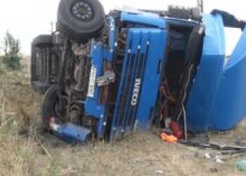 Un șofer de TIR din Republica Moldova s-a răsturnat la sensul giratoriul de la șoseaua de centură la intersecție cu DN2S