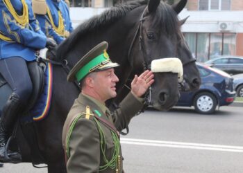 Primarul Dragomir îl trimite pe Canciu la psihiatru, fiindcă „se crede Regele Mihai”, iar acesta îi dă replica: „Bufonul Brăilei! E înnebunit să se îmbrace în straie de căpitan”