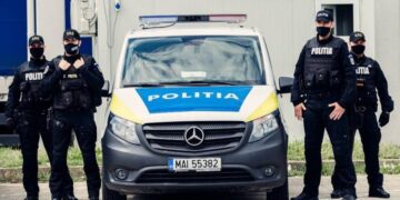 Urmărit internațional, adus în țară de polițiști