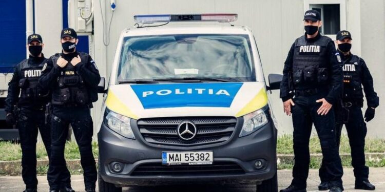 Urmărit internațional, adus în țară de polițiști